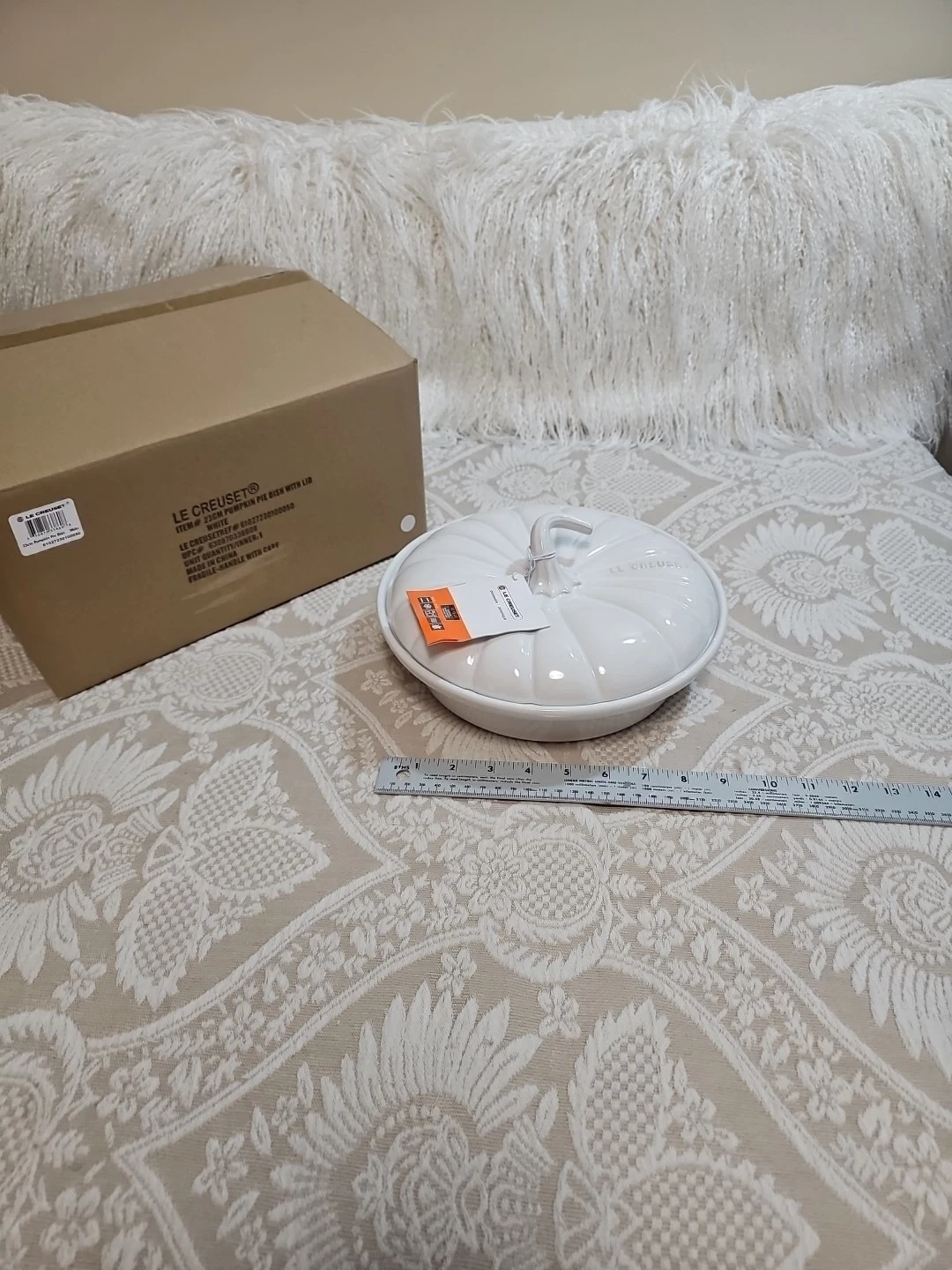 Le Creuset Pumpkin Pie Dish Baker with Lid - 9 In - White - NIB