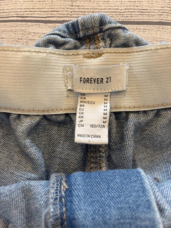 Pantalones cortos Forever 21 para mujer azul medio desgastado denim tiro alto bolsa de papel cintura Foto 3 de 4