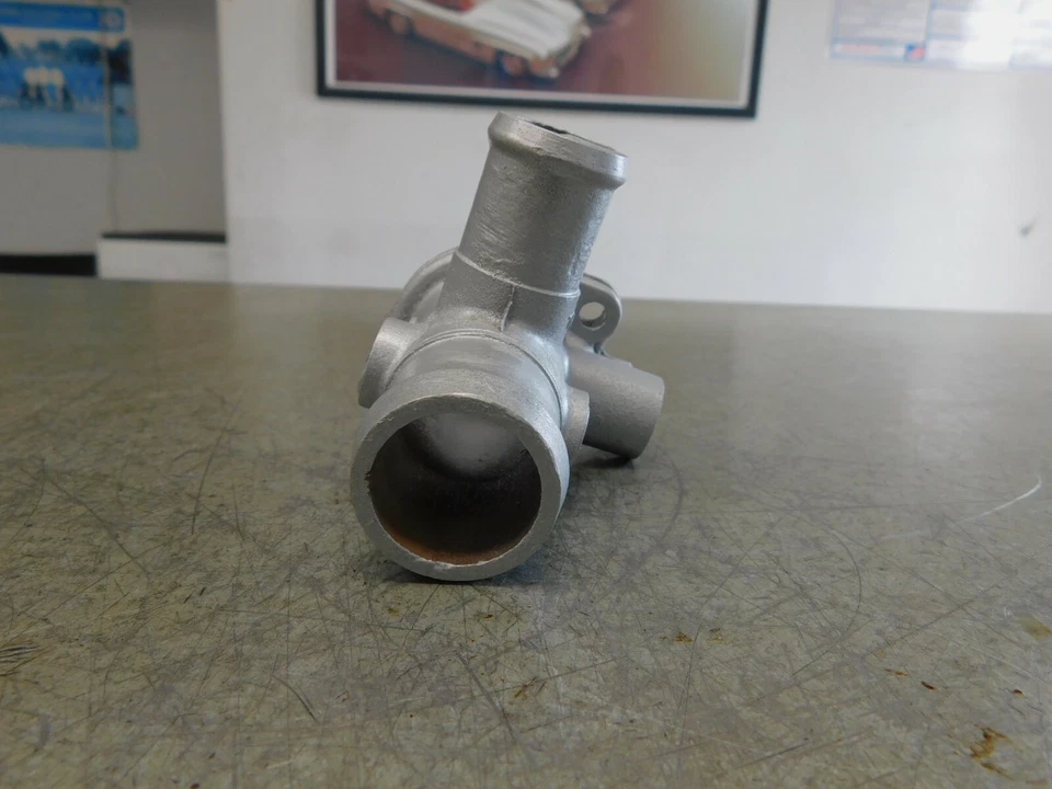 Volkswagen Fox 1991 1992 1993 1,8 M/T motor refrigerante brida de salida (superior) Foto 3 de 4