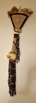 HANDGEMACHTER INDIANER ECHTES WILDLEDER, FELL & FEDERN WANDBEHANG TOMAHAWK 80cm