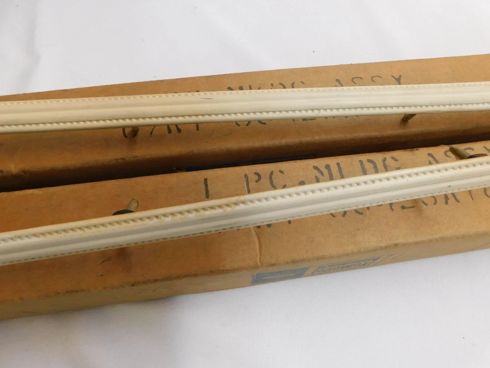 Пара виниловых молдингов для верхней части основания Ford 1967 1968 Mercury Cougar новые из старых запасов от оригинального производителя - Изображение 3 из 4