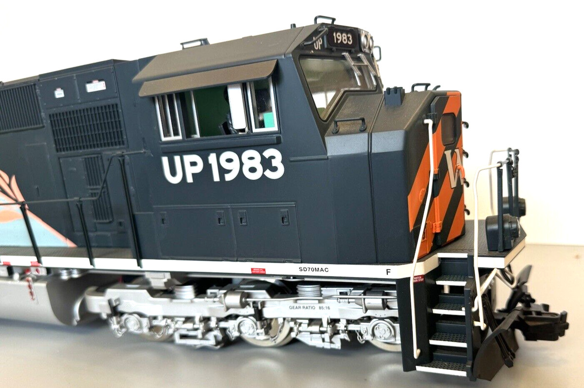 USA TRAINS SD70-MAC G SCALE WESTERN PACIFIC 1983 DIESEL LOCOMOTIVE 