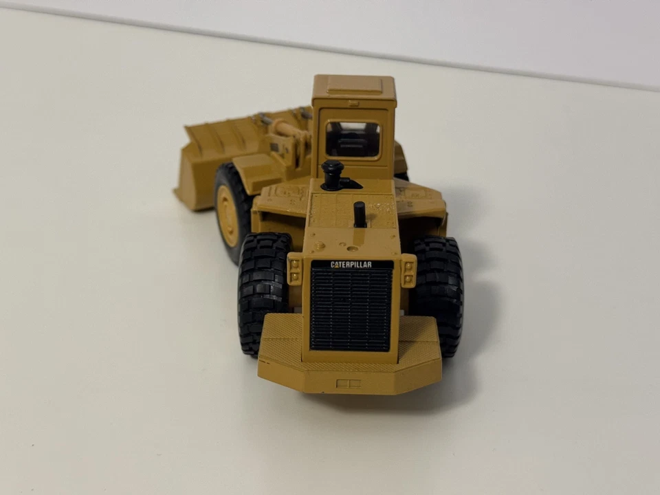 Ertl Cat 988B Wheel Loader 1/50 Scale Die Cast Used - Good Condition - Image 4 of 4