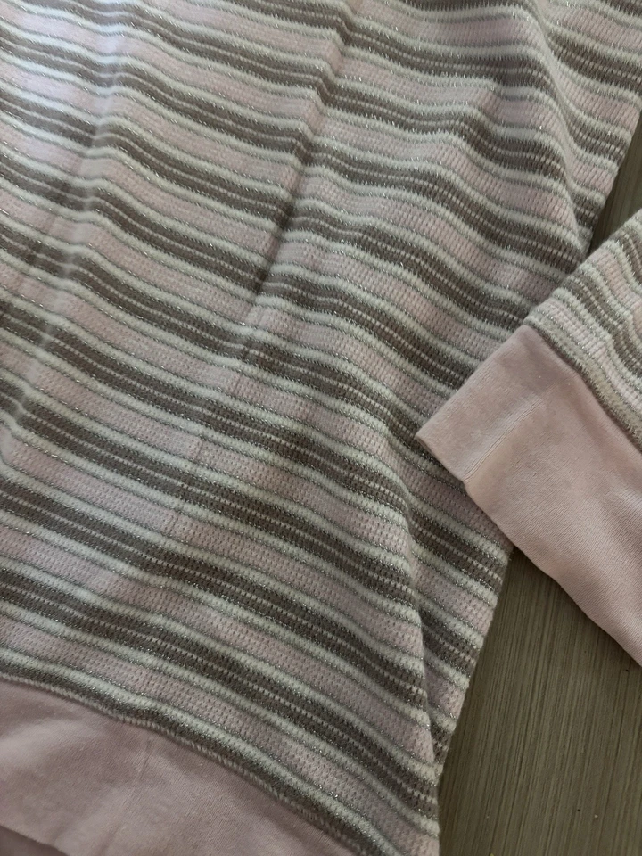 Suéter folgado listrado rosa e marrom fora do ombro Victoria Secret Y2K - Imagem 4 de 4