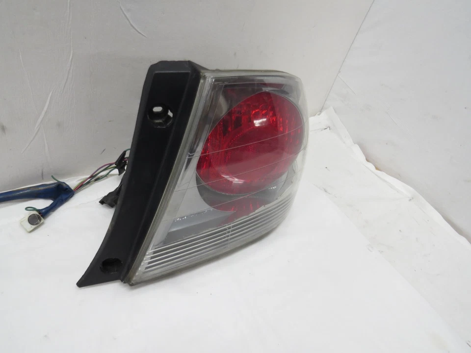 Conjunto de luz trasera derecha lado pasajero Lexus IS300 2001-2005 FABRICANTE DE EQUIPOS ORIGINALES cromo oscuro Foto 3 de 4