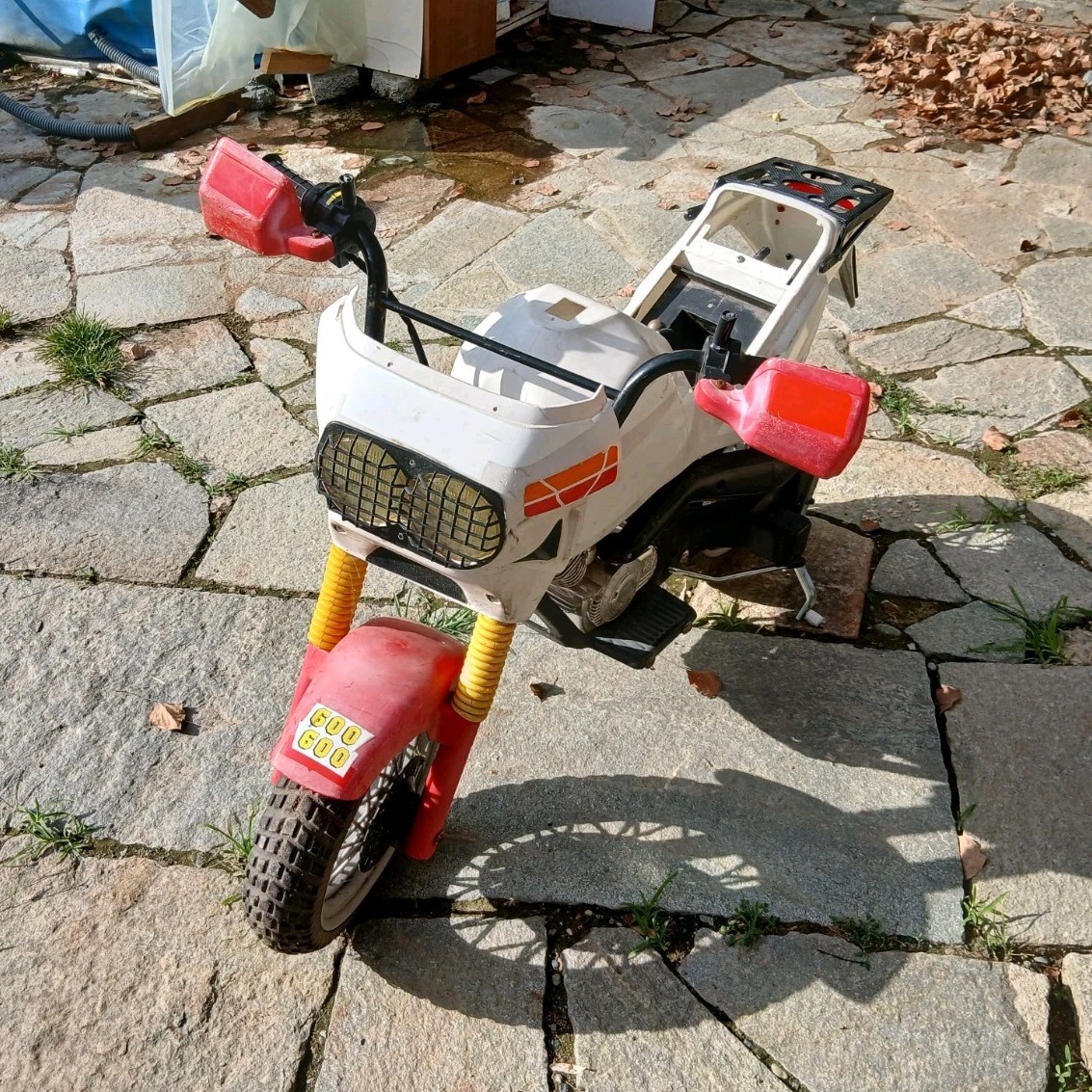 Mini moto cavalcabile giocattolo bianca/rossa con rotelle laterali e portapacchi