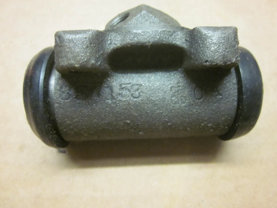 Cilindro de rueda trasera izquierda Plymouth 1942 Foto 3 de 3