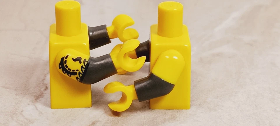 New Lego Pirate Torso Barbarian Tattoos BOARS HEAD Belt Buckle Fur Lined MUSCLES - Imagem 2 de 2