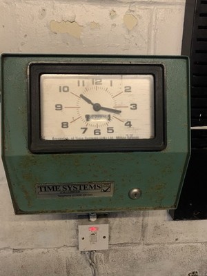 Vintage Zeitsysteme Uhr in Maschine Zeiterfassung Fabrik Industrie Büro