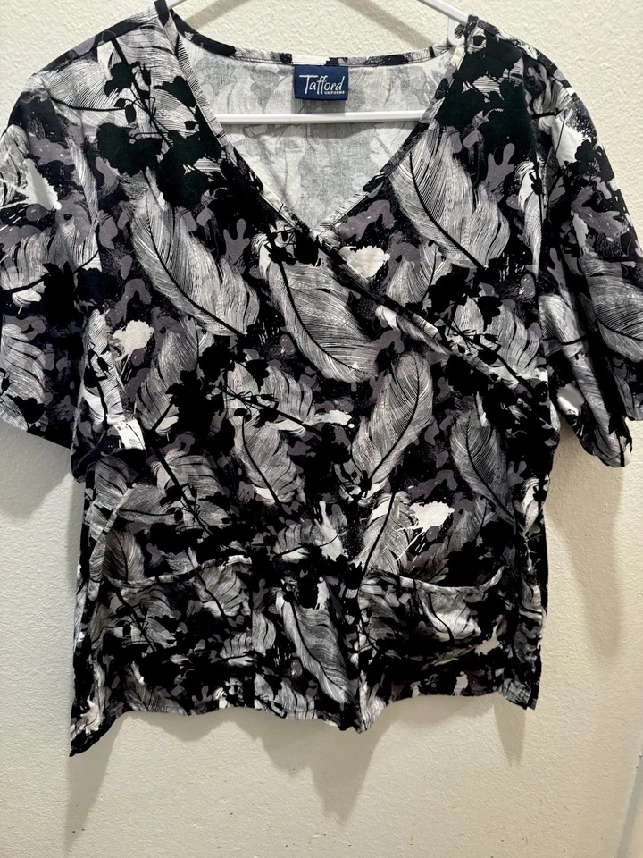 Blusa esfoliante Tafford preta e branca com design de penas - bolsos grandes - grande - Imagem 4 de 4