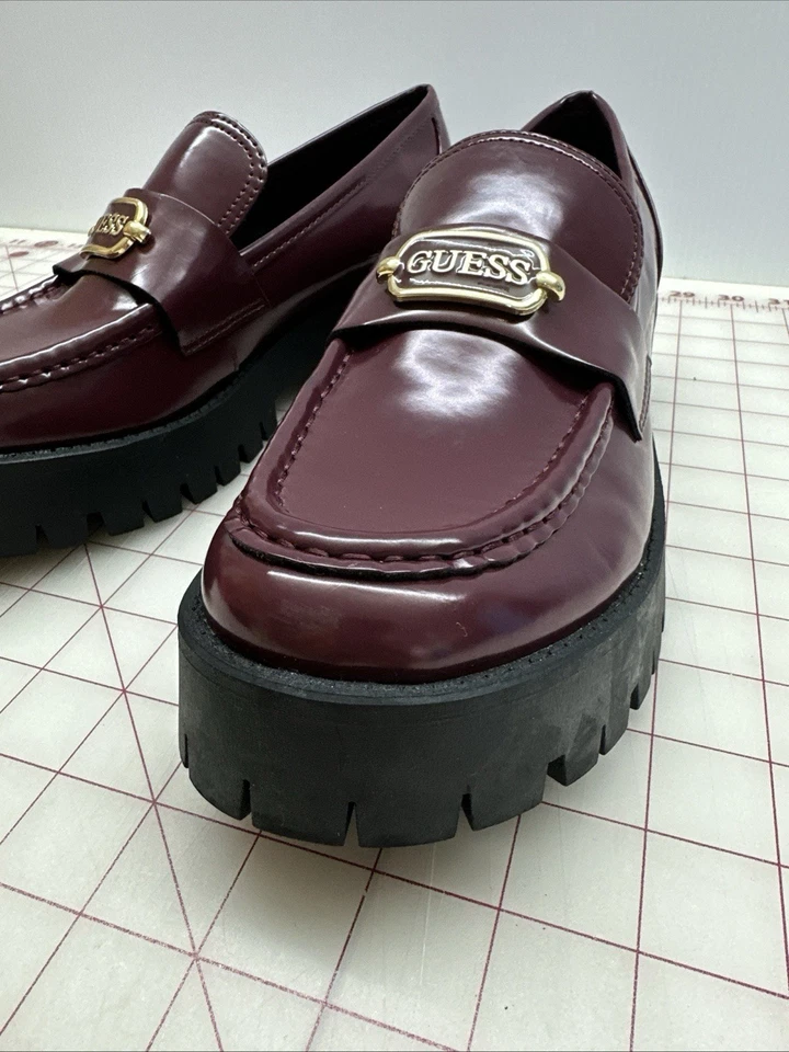 Zapatos Mocasines Gruesos Guess Talla 10 Para Mujer Borgoña/Logotipo Monograma Dorado Foto 2 de 4
