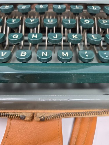 Vintage 'Royal Royalite' Manual Compact Portable Typewriter with Case 1960's - Picture 4 of 21