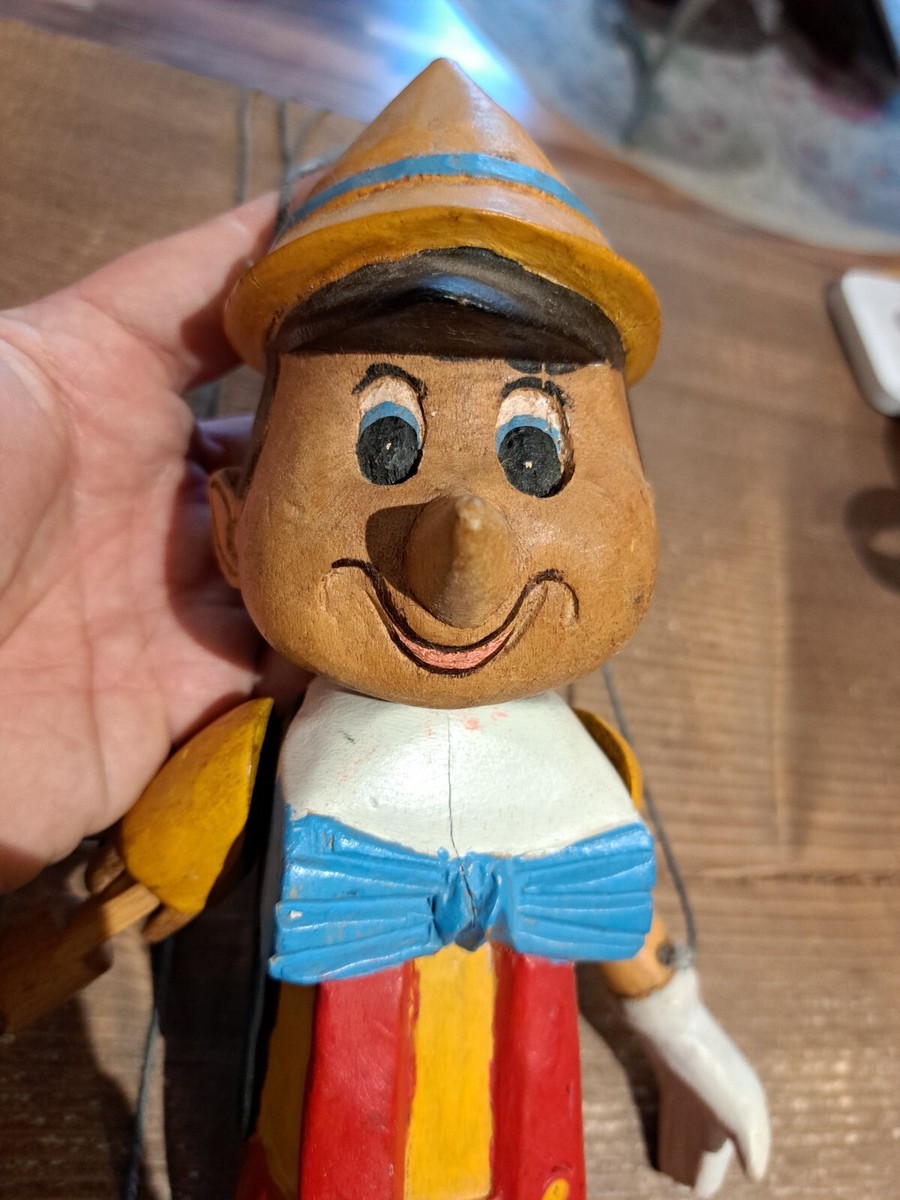 Grande marionnette en bois et tissus de Pinocchio. - Label Emmaüs