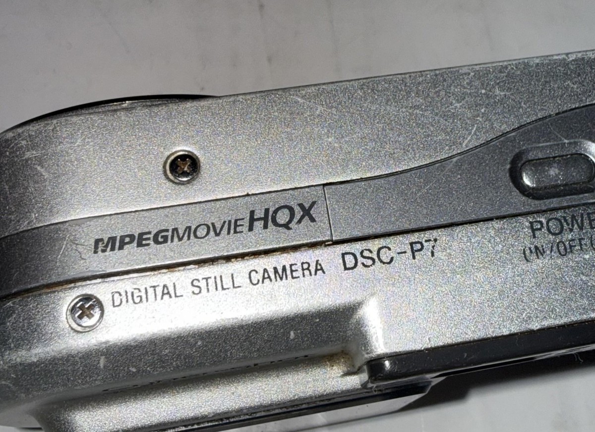 Appareil Photo Sony Cyber-shot DSC-P7 – 3.2 Mégapixels – Compact Vintage