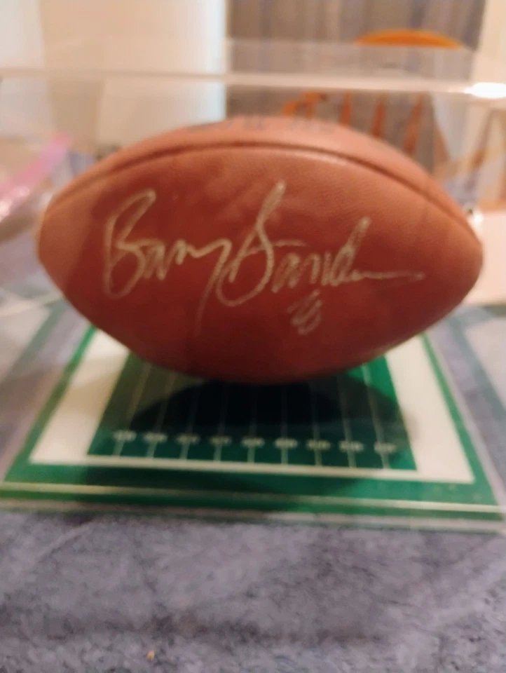 Fútbol americano oficial autografiado por Barry Sanders de la NFL con vitrina personalizada. Foto 2 de 4
