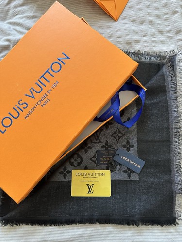 Louis Vuitton Shawl Scarf GENUINE 140cm x 140cm - Picture 2 of 3
