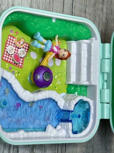 Polly Pocket Green Compact Butterfly Park Garden Picnic with 2 Dolls - Picture 2 of 5