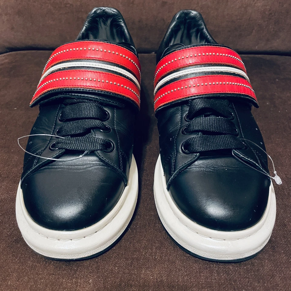 Zapatilla deportiva Alexander McQueen Larry de gran tamaño negra roja correa tachonada 40 EU RARA Foto 2 de 4