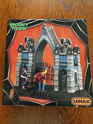 Lemax Spooky Town # 53732  Gargoyle Gate Table Accent (2025) NIB Free Shipping