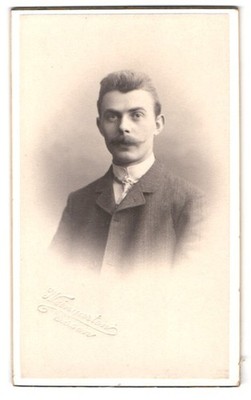 Fotografie H. Weingarten, Essen / Ruhr, Portrait Herr mit Schnauzbart bürgerlic 