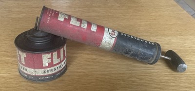 Esso Flit Zerstäuber Öldose Benzin Werbung Blech Ca. Um 1940/60 Holzgriff