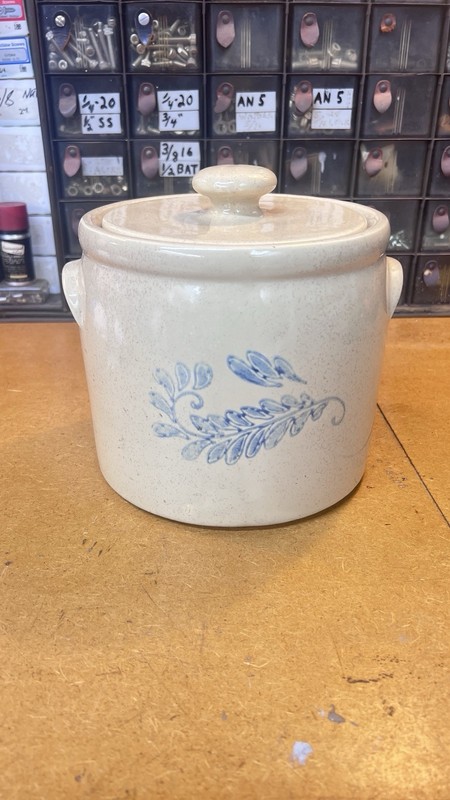 VINTAGE MCCOY USA POTTERY CROCK WITH LID/COOKIE JAR BLUE LEAF 1420L