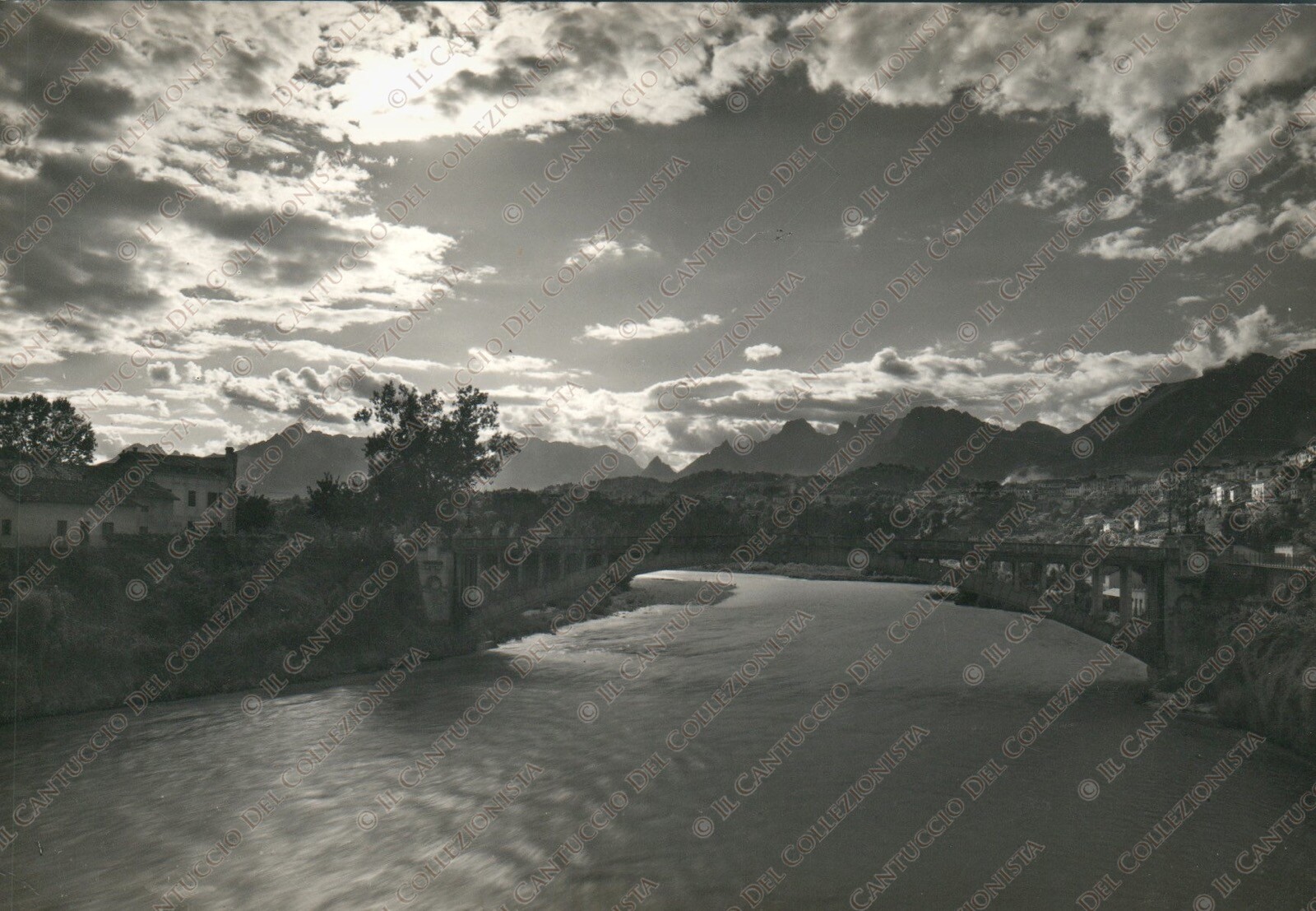 Foto 1 di 2