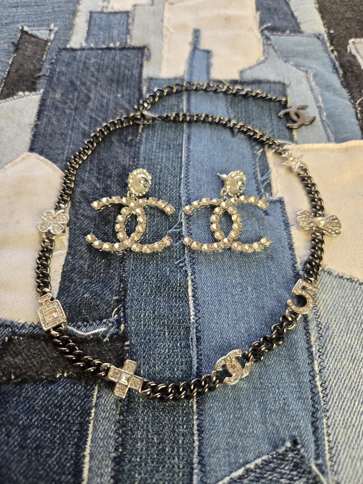 Collar de diseñador de cadena de plata y negro con conjunto de pendientes Foto 3 de 4