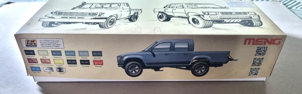 Meng Model VS-007 Set di pick-up in scala 1:35 Toyota Hilux e Toyota Land Cruise - Immagine 2 di 4