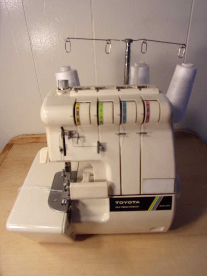 丰田 6700 Serger 3/4 螺纹缝纫机带手提存储盒-已测试! — 第 3/4 张图片