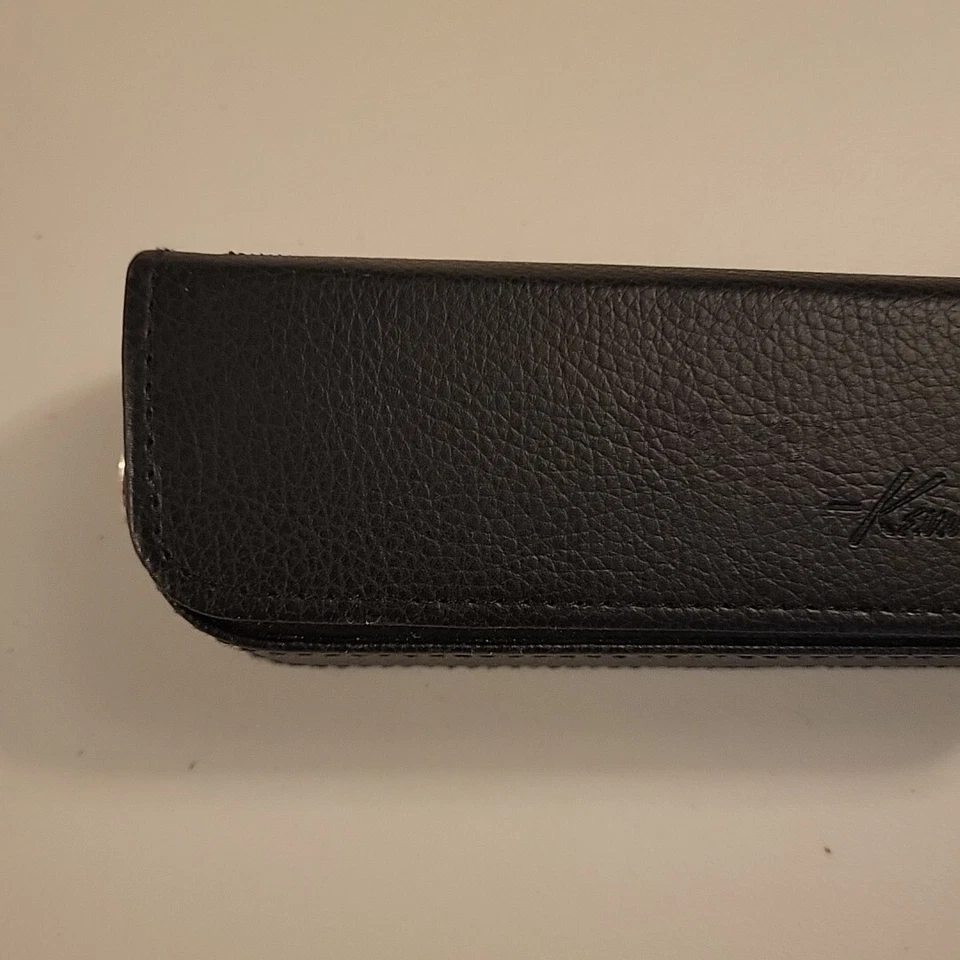 Estuche rígido Kenneth Cole New York para gafas de sol negro cierre magnético Foto 3 de 4