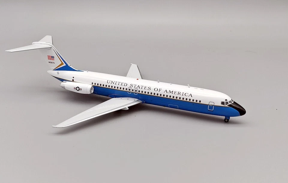 U.S. - Air Force / Douglas C-9A Nightingale / 71-0876 / IFC9A0876 / 1:200 - Image 2 of 2