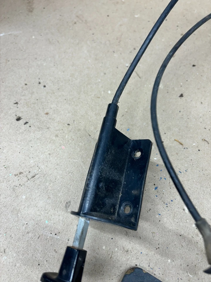 Cable de liberación del capó Dodge W150 D250 1981-1993 cargador funciona OEM funciona Foto 3 de 4