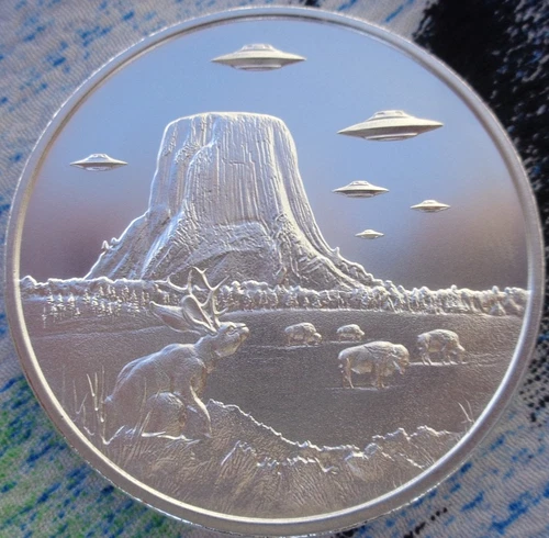 1 oz. UFO'S over DEVILS TOWER w/new back alien round .999 fine silver
