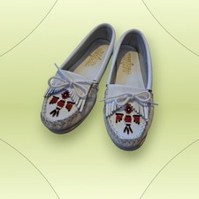 Minnetonka Moccasin Beaded Thunderbird White Leather Boat Shoe Size 7/ 6 Fit