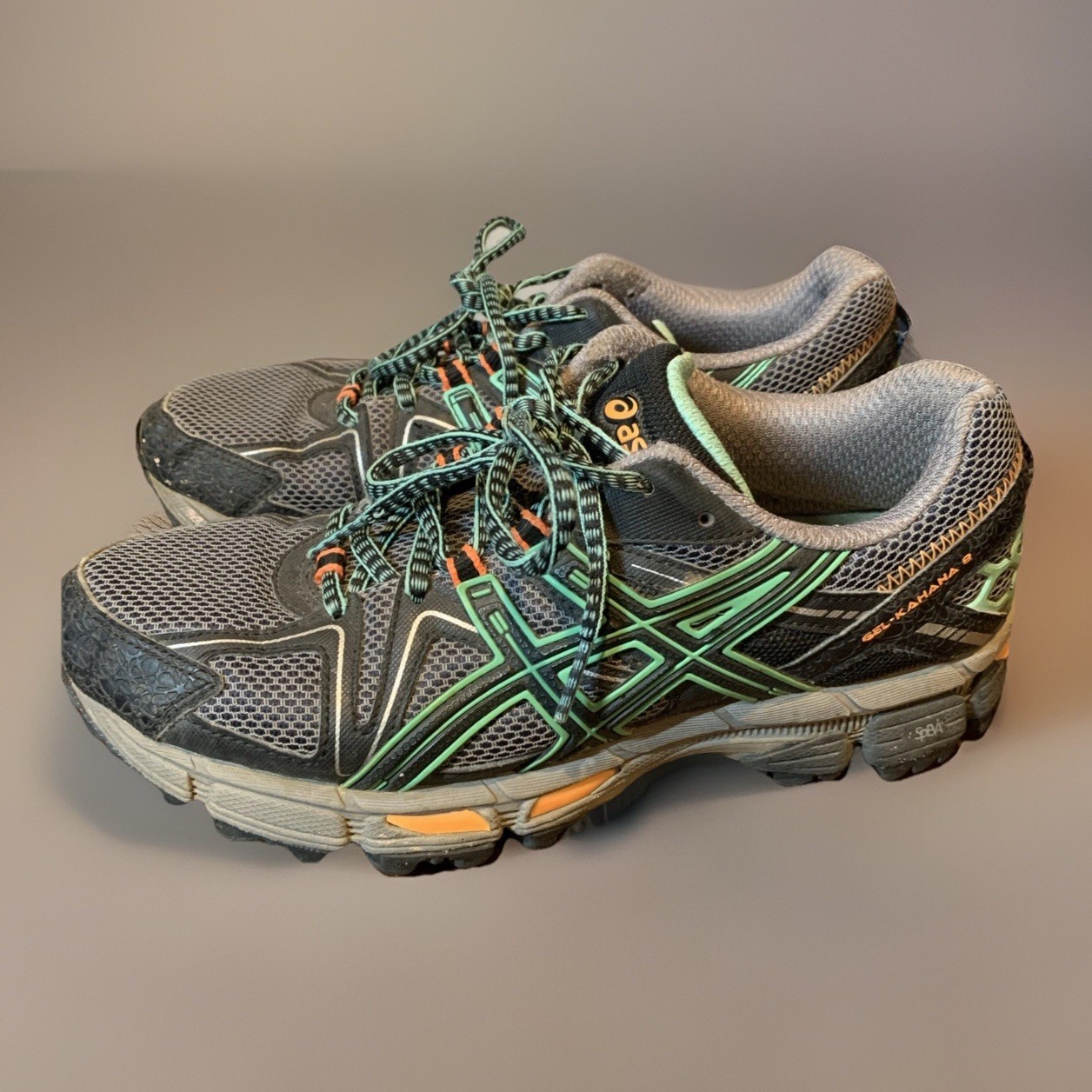 ASICS Gel-Kahana 8 running/casual  shoe black & green Womens size 7.5