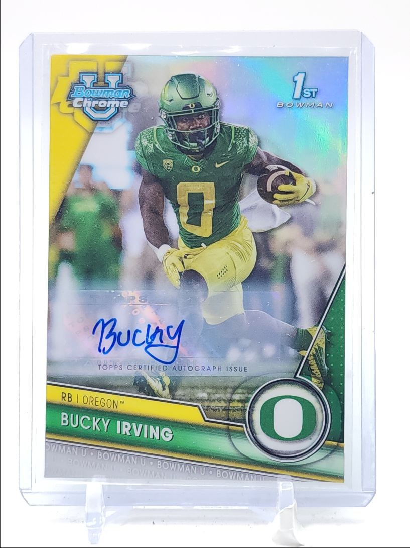 BUCKY IRVING 2023 BOWMAN UNIVERSITY CHROME 1ST REFRACTOR AUTO /499 Q2380