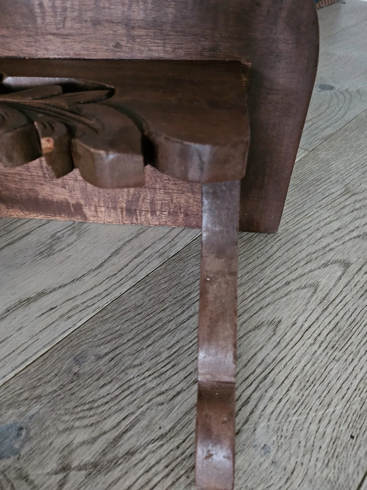 Prateleira de madeira vintage grande esculpida à mão com ranhuras de placa - Imagem 4 de 4