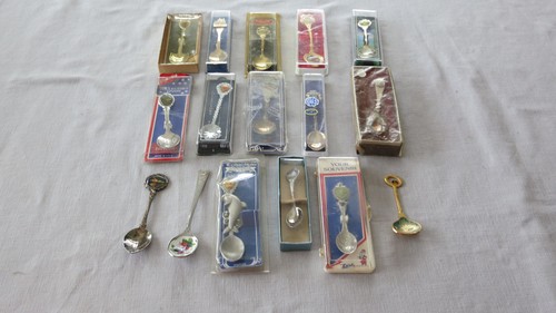 Lot of 16 Miniature Collectors Souvenir Spoons  - Afbeelding 1 van 7