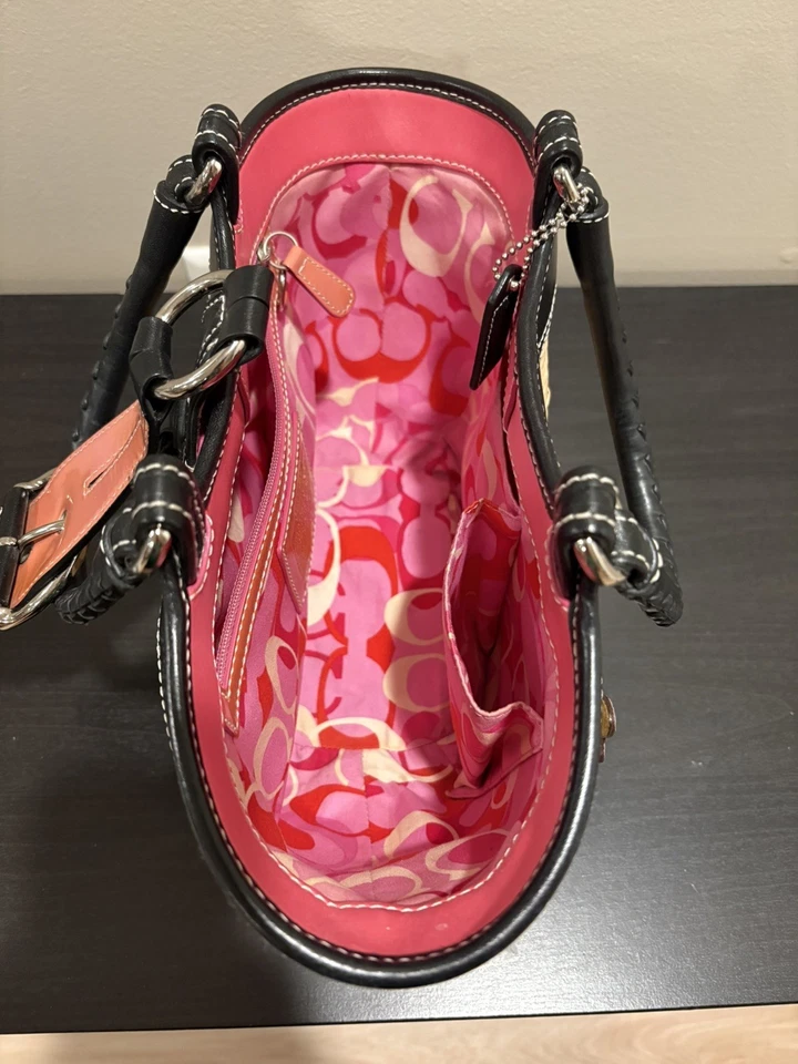 Cartera de mano de cuero negra y rosa tejido de paja mariposa COACH Foto 2 de 4