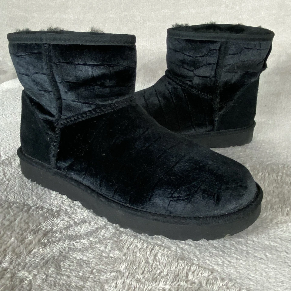 Botas UGG Classic Mini Croc para mujer talla 8,5 negras terciopelo piel de oveja NUEVAS Foto 3 de 4