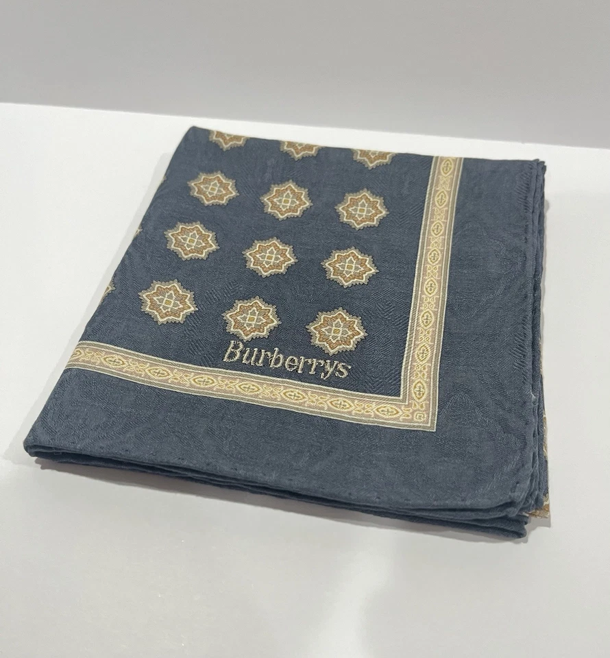 LENÇO BURBERRY ARTE CLÁSSICO CINZA ALGODÃO LISO BOLSO MASCULINO QUADRADO 20” - Imagem 2 de 4