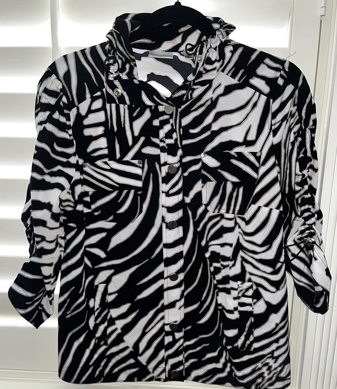 Chico’s Zenergy Animal Print Neema Jacket Size 0 (4/6) Black White Silver Stripe