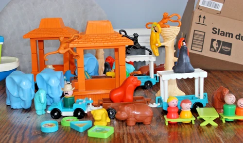 Vintage 1984 Fisher Price Little People Zoo w/ Animals & Accessories Pieces