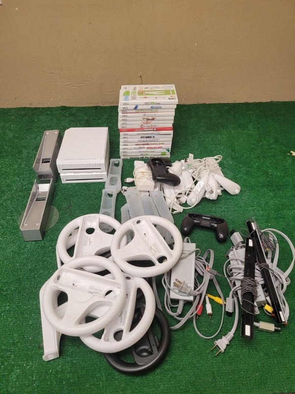 Nintendo Wii Lot - Consoles - Games And Everything Pitcured - WORKS (BFEB-07-093