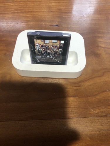 Apple iPod Classic White Dock -Model M9602GA. Excellent Condition w/Apple cord - Picture 5 of 8
