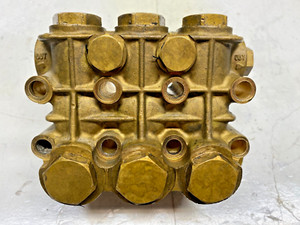 USED - 1EA. AR RKA4G30 PUMP HEAD COMPLETE W/ VALVES & SEALS # 1389270 / 1381071