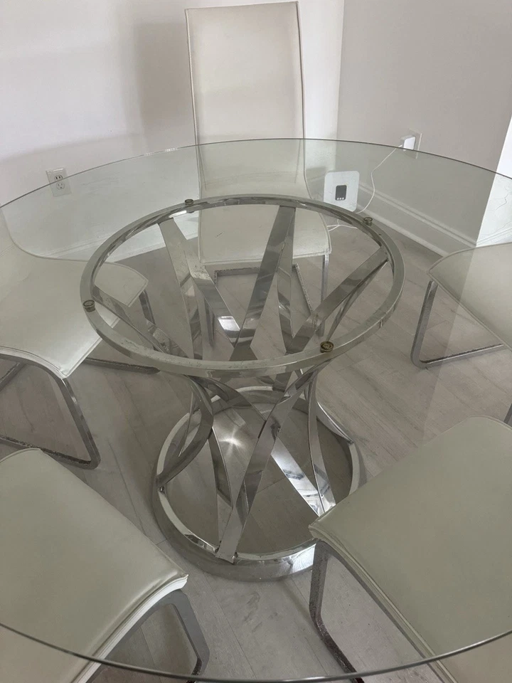 Mesa de comedor moderna de cristal con base cromada y 4 sillas blancas Foto 2 de 2