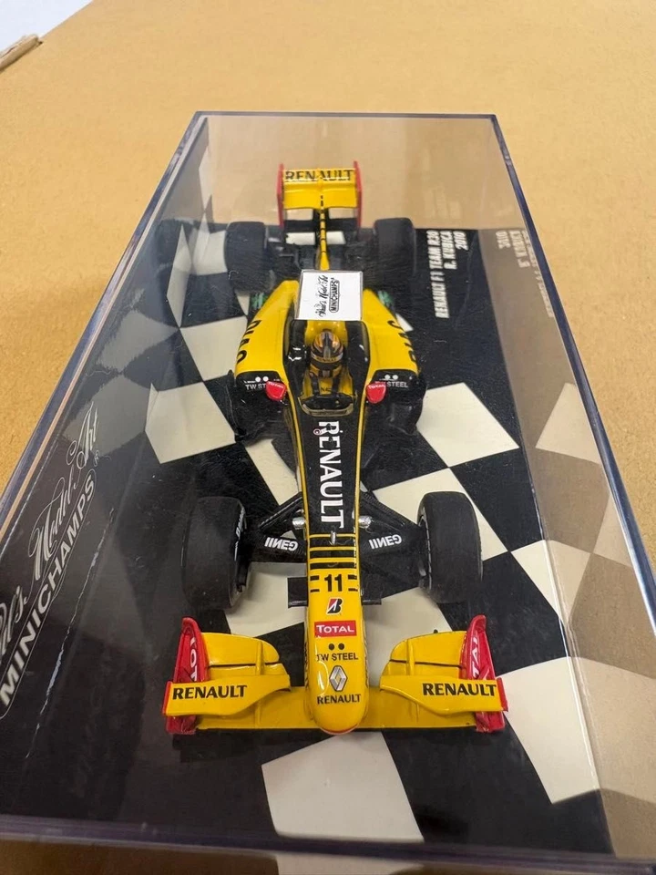 Minichamps 1/43 Renault F1 Team R30 Robert Kubica 2010 Formula 1 Diecast Model  - Image 4 of 4