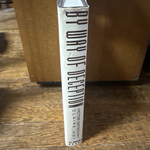 By Way of Deception - by Victor Ostrovsky & Claire Hoy - Hardcover 1990 - Imagen 2 de 10
